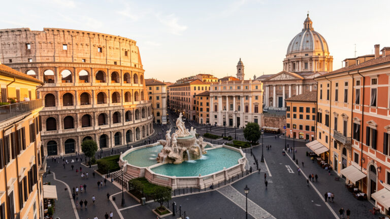 Vue évocatrice d’un itinéraire de trois jours à Rome présentant le Colisée, la fontaine de Trevi, le Panthéon, le dôme du Vatican et les rues colorées du Trastevere.